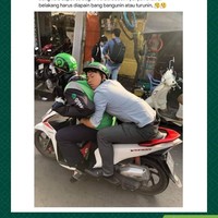Kayaknya penumpangnya habis nggak tidur nih tadi malam. Tidurnya sampai nyenyak banget gitu. Kasihan deh abang gojeknya yang duduknya sampai maju banget. Foto: Instagram/@lambeonlen