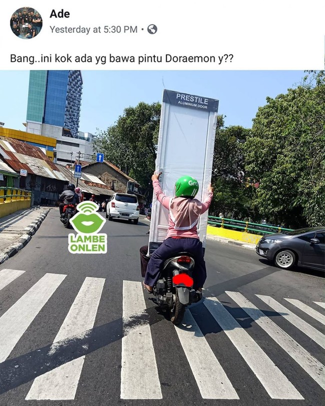Kenapa bawa pintunya nggak pakai mobil aja ya bund? Kalau gini kan jadi takut jatuh. Foto: Instagram/@lambeonlen