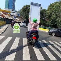 Kenapa bawa pintunya nggak pakai mobil aja ya bund? Kalau gini kan jadi takut jatuh. Foto: Instagram/@lambeonlen