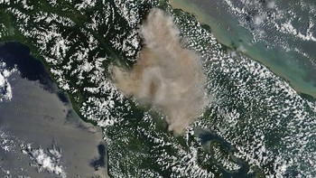 Erupsi Gunung Sinabung direkam NASA pada tahun 2018. Foto: NASA