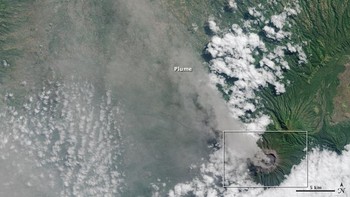 Aktivitas Gunung Raung pada 27 Juli 2015. Foto: NASA