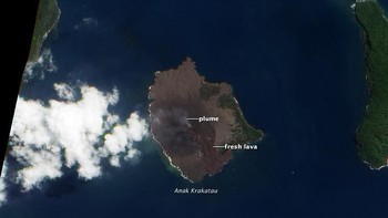 Foto satelit NASA pada 4 September 2020 merekam kemunculan lava dan keluarnya asap di Gunung Anak Krakatau. Foto: NASA