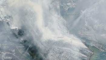 Foto pada 4 Oktober 2015 menampakkan asap dari kebakaran hutan di Sumatera. Foto: NASA