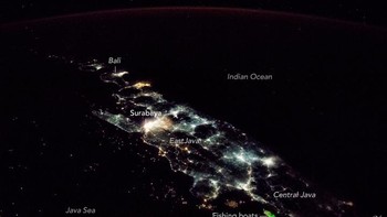 Sinar berpendar-pendar dari Pulau Jawa pada foto NASA tanggal 9 Juni 2018. Foto: NASA