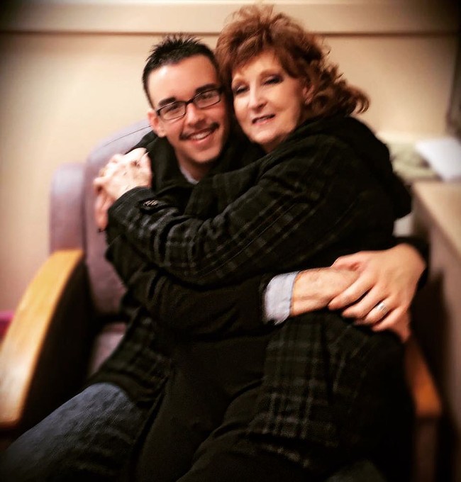 Inilah potret mesra pria 23 tahun yang telah menikah dengan nenek 76 tahun selama lima tahun terakhir ini. Kini sang pria brondong membuat akun OnlyFans untuk menjual konten sensual dengan istrinya yang telah memiliki enam cucu itu. Foto: Instagram