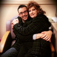 Inilah potret mesra pria 23 tahun yang telah menikah dengan nenek 76 tahun selama lima tahun terakhir ini. Kini sang pria brondong membuat akun OnlyFans untuk menjual konten sensual dengan istrinya yang telah memiliki enam cucu itu. Foto: Instagram