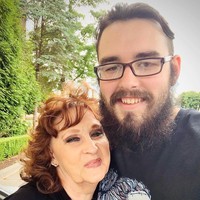 Inilah potret mesra pria 23 tahun yang telah menikah dengan nenek 76 tahun selama lima tahun terakhir ini. Kini sang pria brondong membuat akun OnlyFans untuk menjual konten sensual dengan istrinya yang telah memiliki enam cucu itu. Foto: Instagram