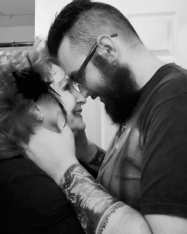 Di Instagram mereka, pasangan ini tampak selalu mesra. Gary tak segan memperlihatkan gestur mesra seperti memeluk dan mencium istrinya. Foto: Instagram