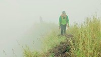 Tim survei dan pemetaan Gunung Pyramid melakukan tugasnya selama beberapa hari. Mereka terdiri dari anggota Wanadri dan anggota APGI (Asosiasi Pemandu Gunung Indonesia).