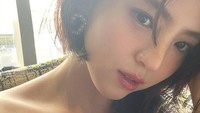 Penampilannya dengan rambut pendek diunggah Han So Hee ke Instagram pribadinya. (Foto: dok. Instagram @xeesoxee) 