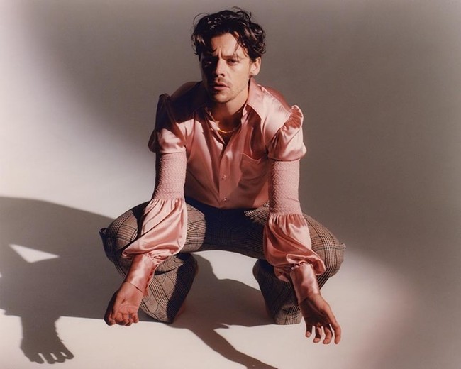 Dalam sebuah gambar yang dirilis Variety, ia juga mengenakan blus pink dan kemeja berbahan satin. Foto: Instagram @variety