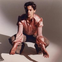 Dalam sebuah gambar yang dirilis Variety, ia juga mengenakan blus pink dan kemeja berbahan satin. Foto: Instagram @variety