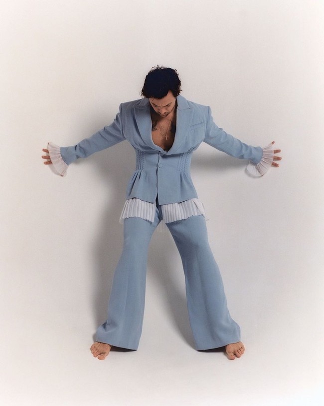 Pakai setelan biru muda, Harry Styles tampil cantik untuk majalah Variety. Namun aura maskulin tetap hadir dalam pose-pose menantang. Foto: Instagram @variety