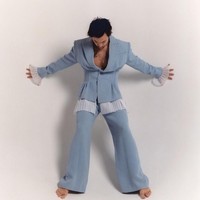 Pakai setelan biru muda, Harry Styles tampil cantik untuk majalah Variety. Namun aura maskulin tetap hadir dalam pose-pose menantang. Foto: Instagram @variety