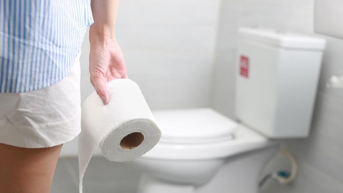 Ilustrasi wanita di toilet Ilustrasi wanita di toilet