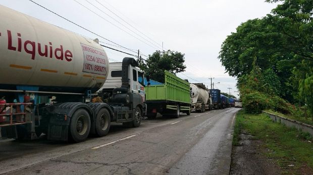 Jalan Raya Cilegon Anyer terendam banjir, kendaraan tidak bisa melintas.