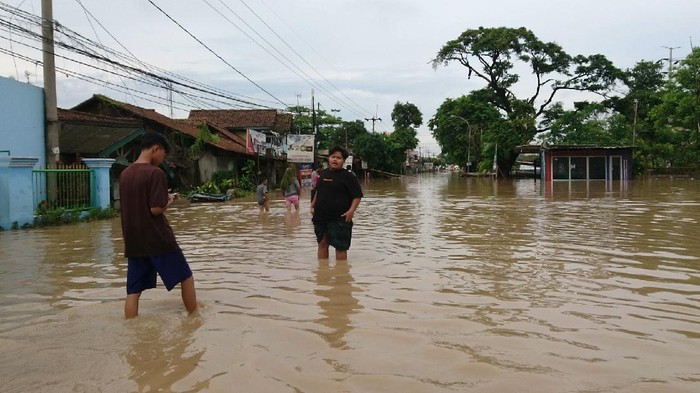 Jalan Raya Cilegon Anyer terendam banjir, kendaraan tidak bisa melintas.