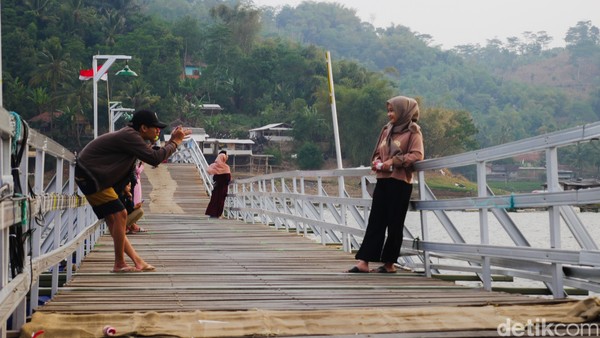 Hanya perlu mengeluarkan uang sebesar Rp 10 ribu per orang, wisatawan bisa berkeliling di sekitar jembatan menikmati indahnya di sekitaran aliran Sungai Citarum.