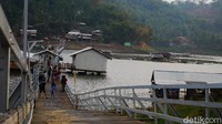 Warga baik pengendara motor, pejalan kaki, maupun pengendara sepeda menjadikan Jembatan Bucin sebagai akses penting untuk menyeberang.