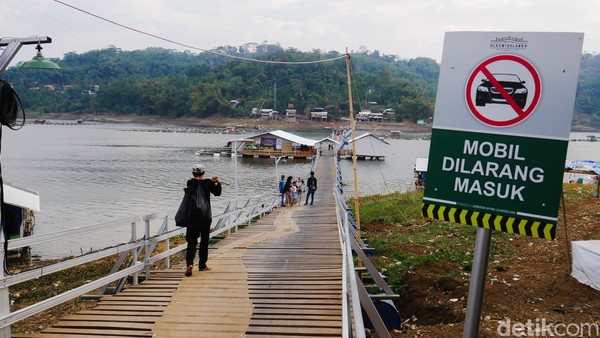 Jembatan Bucin merupakan gabungan dari dua nama kampung yang berada di masing-masing ujung jembatan, yakni Kampung Bunder dan Kampung Cimonyet. Jembatan Bucin merupakan gabungan dari dua nama kampung yang berada di masing-masing ujung jembatan, yakni Kampung Bunder dan Kampung Cimonyet.