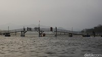 Salah satu objek wisata yang tengah menyita perhatian wisatawan yakni Jembatan Cidulang atau yang lebih dikenal dengan nama Jembatan Bucin.