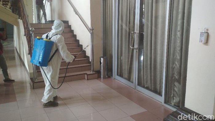 Kantor Bupati Cirebon Disemprot Disinfektan