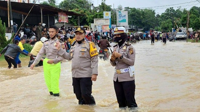 Kapolres Pali turun membantu evakuasi pengendara yang melintas.