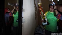 Di dunia pendidikan, Dzulfan pernah bersekolah di SLBN 4 di Koja. Saat itu dia pernah menjadi juara di berbagai lomba seperi menyanyi dan bidang olaharga.