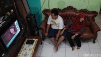 Memang tak mudah baginya dan sang suami, Usman Ilman mengurus Dzulfan, apalagi pada saat itu anak inklusi masih dipandang negatif oleh kebanyakan warga sekitar. 