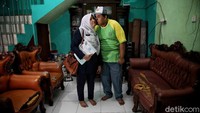 Ira Astuti (46) menemani aktivitas buah hatinya anak berkebutuhan khusus Dzulfan Adira (20) di rumahnya kawasan Tanjung Priok, Jakarta Utara, Kamis (3/12).  Zulfan Adira merupakan anak berkebutuhan khusus dengan gejala autis tipe ADHD  (Attention Deficit Hyperactivity Disorder). Gejala autis ini timbul sejak Dzulfan umur dua tahun. 