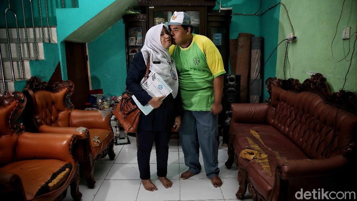 Ira Astuti (46) menemani aktivitas buah hatinya anak berkebutuhan khusus Dzulfan Adira (20) di rumahnya kawasan Tanjung Priok, Jakarta Utara.