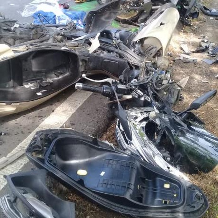Kecelakaan lalu lintas terjadi di jalan umum Ponorogo-Solo KM 13-14. Tepatnya di Desa Blembem, Kecamatan Jambon.