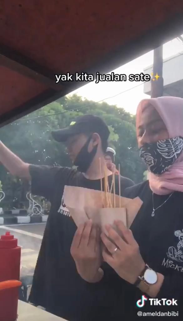 Keren! Wanita Cantik Ini Setia Temani Pacar Jualan Sate Madura