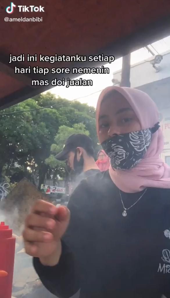 Keren! Wanita Cantik Ini Setia Temani Pacar Jualan Sate Madura