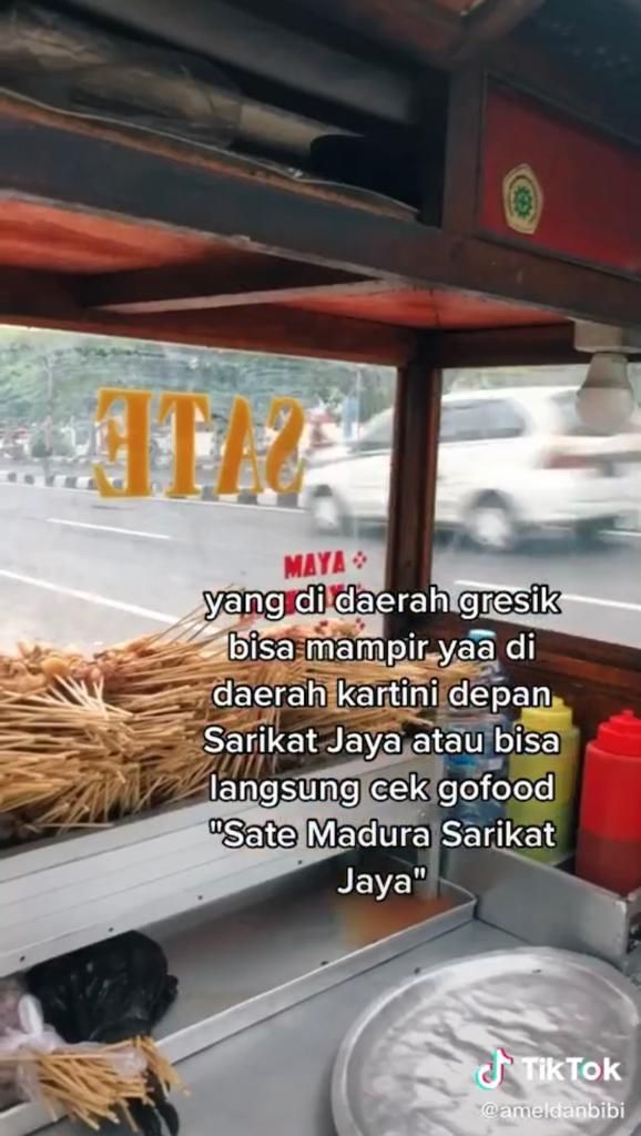 Keren! Wanita Cantik Ini Setia Temani Pacar Jualan Sate Madura