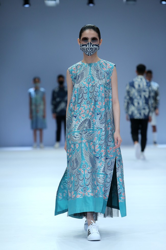 Rumah mode Iwan Tirta mempopulerkan koleksi batik dengan tampilan kasual nan kekinian di Jakarta Fashion Week 2021. Foto: JFW 2021.