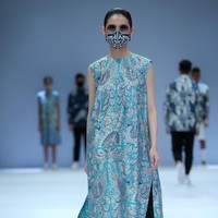 Rumah mode Iwan Tirta mempopulerkan koleksi batik dengan tampilan kasual nan kekinian di Jakarta Fashion Week 2021. Foto: JFW 2021.