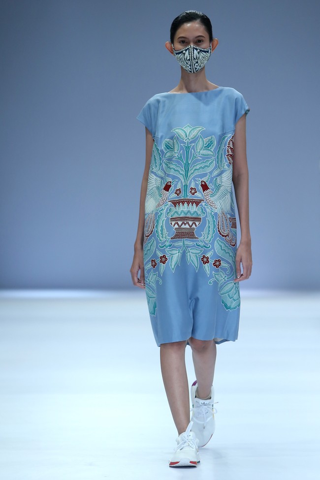 Rumah mode Iwan Tirta mempopulerkan koleksi batik dengan tampilan kasual nan kekinian di Jakarta Fashion Week 2021. Foto: JFW 2021.