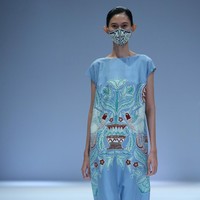 Rumah mode Iwan Tirta mempopulerkan koleksi batik dengan tampilan kasual nan kekinian di Jakarta Fashion Week 2021. Foto: JFW 2021.