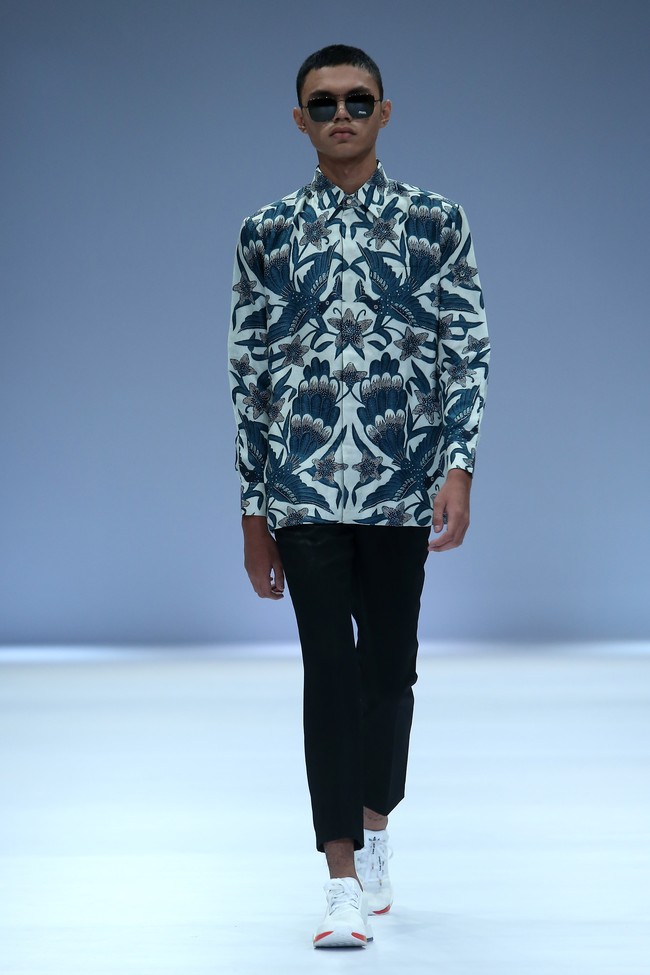 Rumah mode Iwan Tirta mempopulerkan koleksi batik dengan tampilan kasual nan kekinian di Jakarta Fashion Week 2021. Foto: JFW 2021.