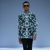 Rumah mode Iwan Tirta mempopulerkan koleksi batik dengan tampilan kasual nan kekinian di Jakarta Fashion Week 2021. Foto: JFW 2021.