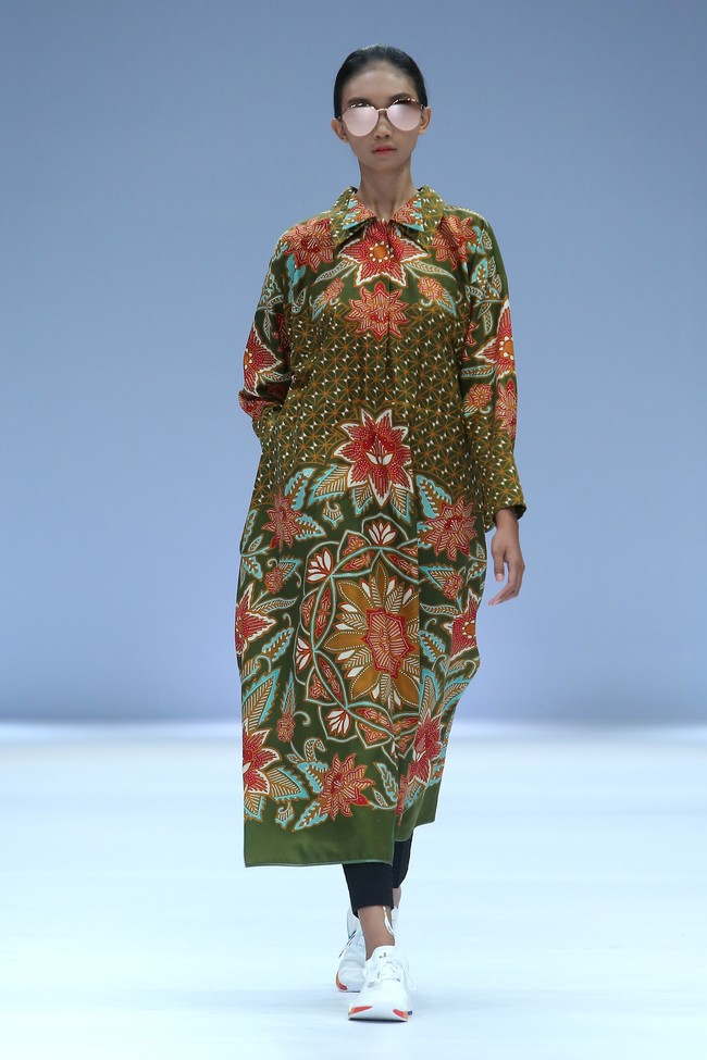 Rumah mode Iwan Tirta mempopulerkan koleksi batik dengan tampilan kasual nan kekinian di Jakarta Fashion Week 2021. Foto: JFW 2021.