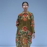 Rumah mode Iwan Tirta mempopulerkan koleksi batik dengan tampilan kasual nan kekinian di Jakarta Fashion Week 2021. Foto: JFW 2021.