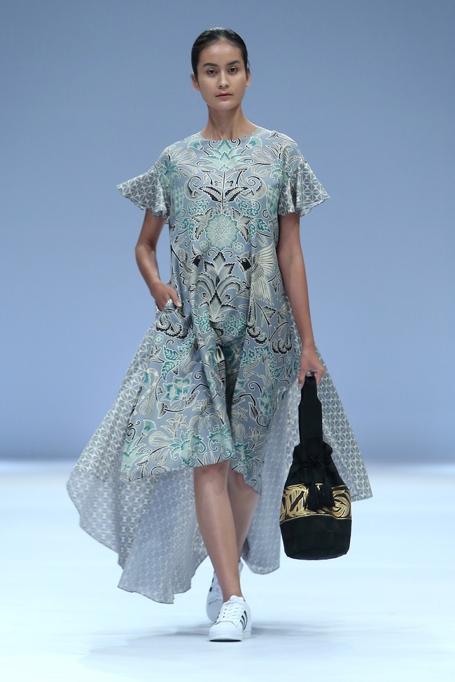 Rumah mode Iwan Tirta mempopulerkan koleksi batik dengan tampilan kasual nan kekinian di Jakarta Fashion Week 2021. Foto: JFW 2021.