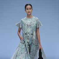 Rumah mode Iwan Tirta mempopulerkan koleksi batik dengan tampilan kasual nan kekinian di Jakarta Fashion Week 2021. Foto: JFW 2021.