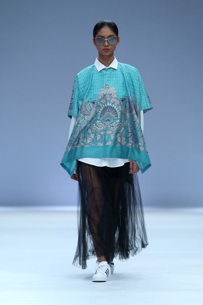Rumah mode Iwan Tirta mempopulerkan koleksi batik dengan tampilan kasual nan kekinian di Jakarta Fashion Week 2021. Foto: JFW 2021.