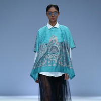 Rumah mode Iwan Tirta mempopulerkan koleksi batik dengan tampilan kasual nan kekinian di Jakarta Fashion Week 2021. Foto: JFW 2021.