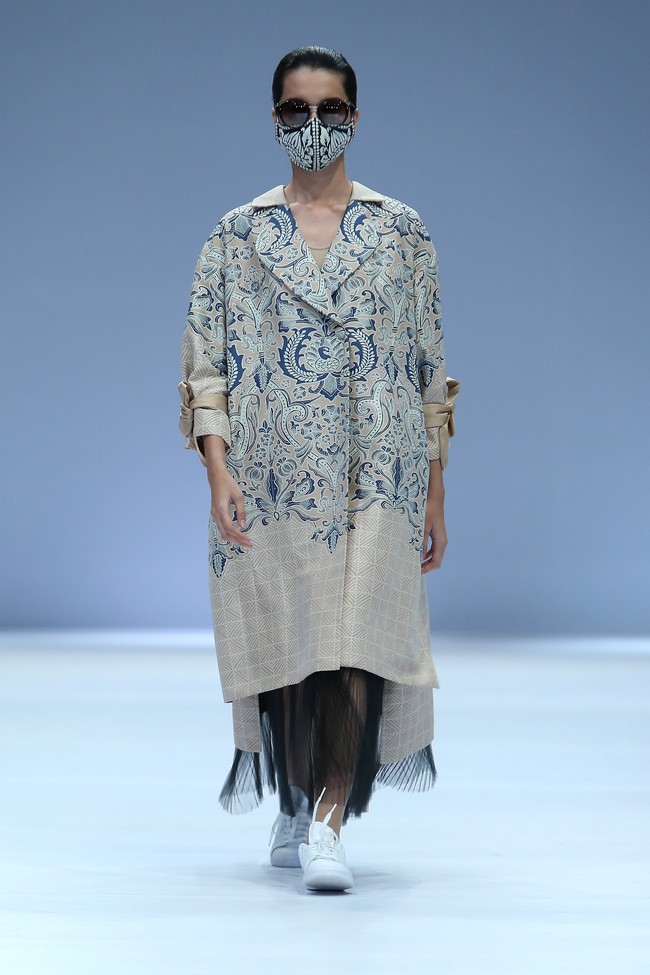 Rumah mode Iwan Tirta mempopulerkan koleksi batik dengan tampilan kasual nan kekinian di Jakarta Fashion Week 2021. Foto: JFW 2021.