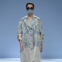 Rumah mode Iwan Tirta mempopulerkan koleksi batik dengan tampilan kasual nan kekinian di Jakarta Fashion Week 2021. Foto: JFW 2021.