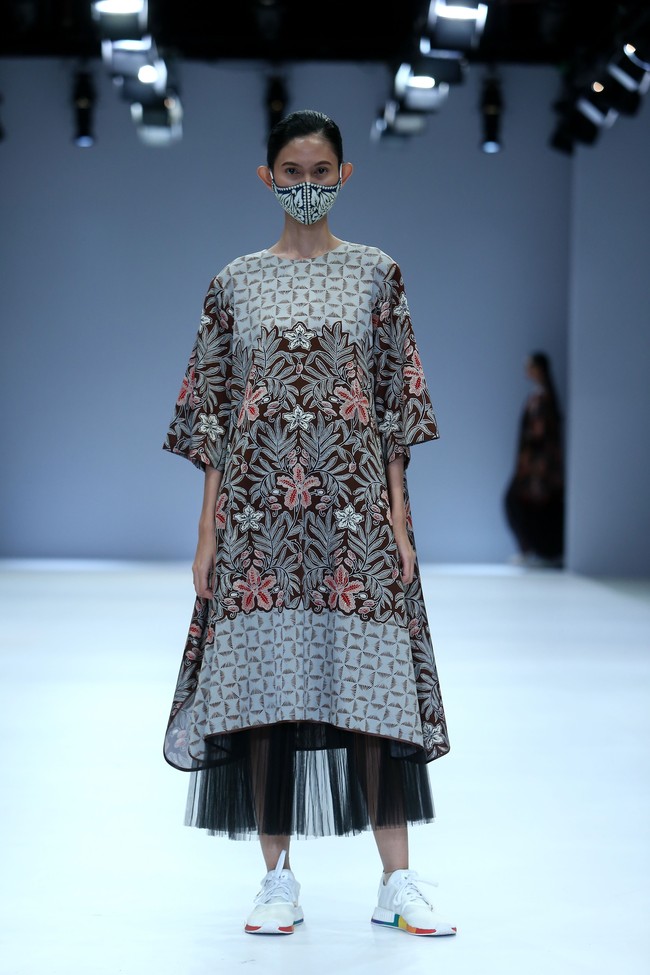 Rumah mode Iwan Tirta mempopulerkan koleksi batik dengan tampilan kasual nan kekinian di Jakarta Fashion Week 2021. Foto: JFW 2021.